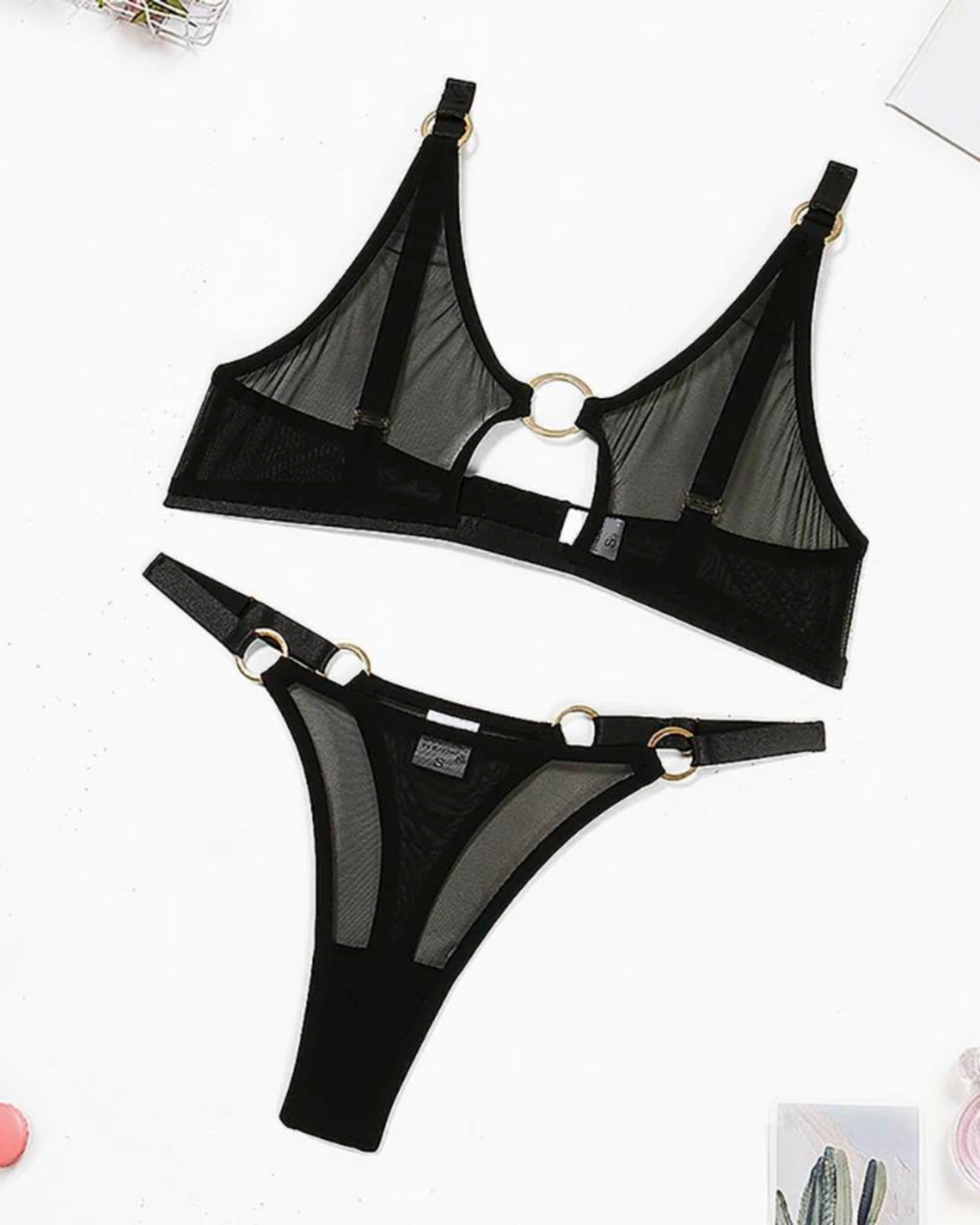 Sada spodního prádla s ozdobným kroužkem a nastavitelnými ramínky