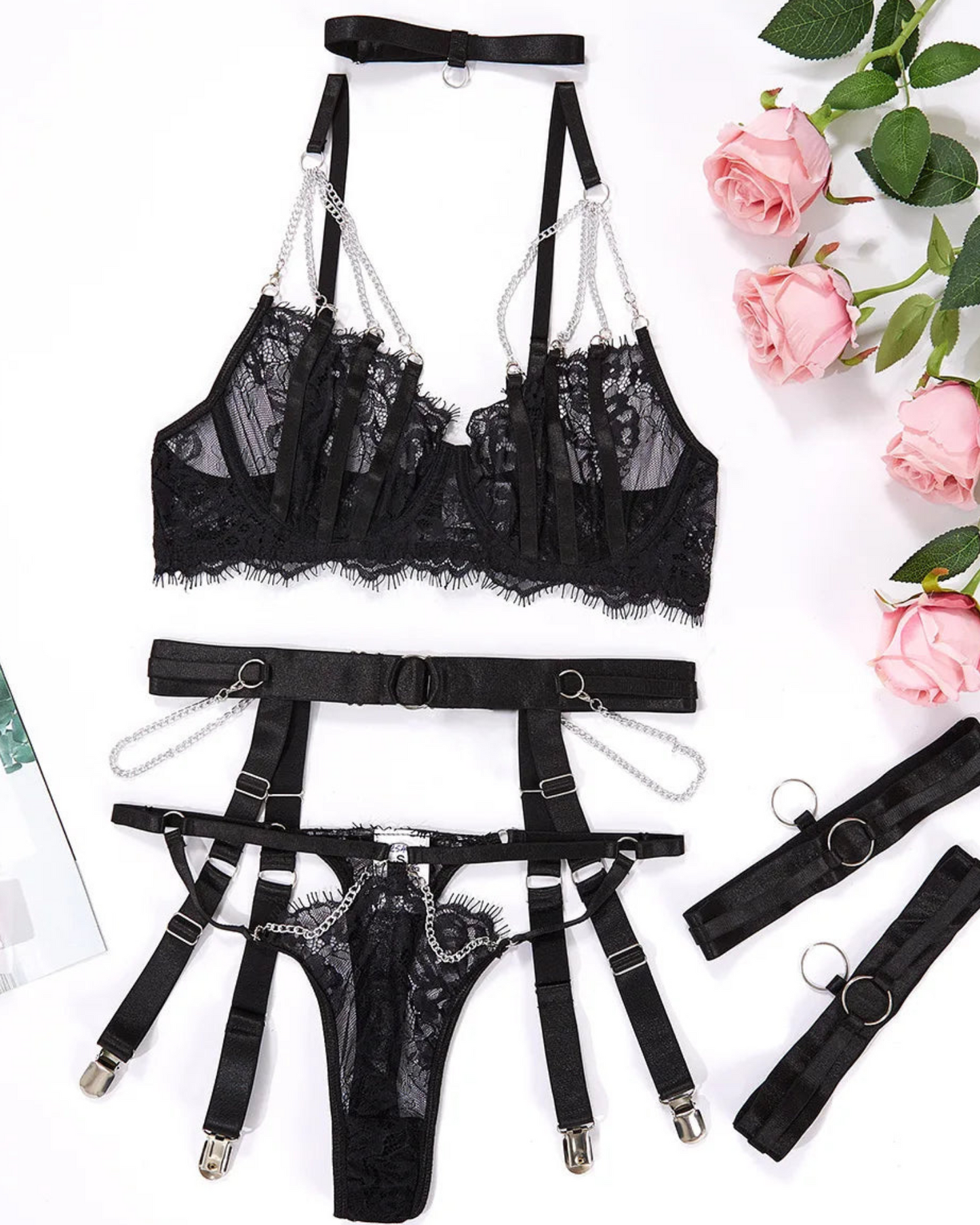Smyslná sada spodního prádla s kovovými řetízky