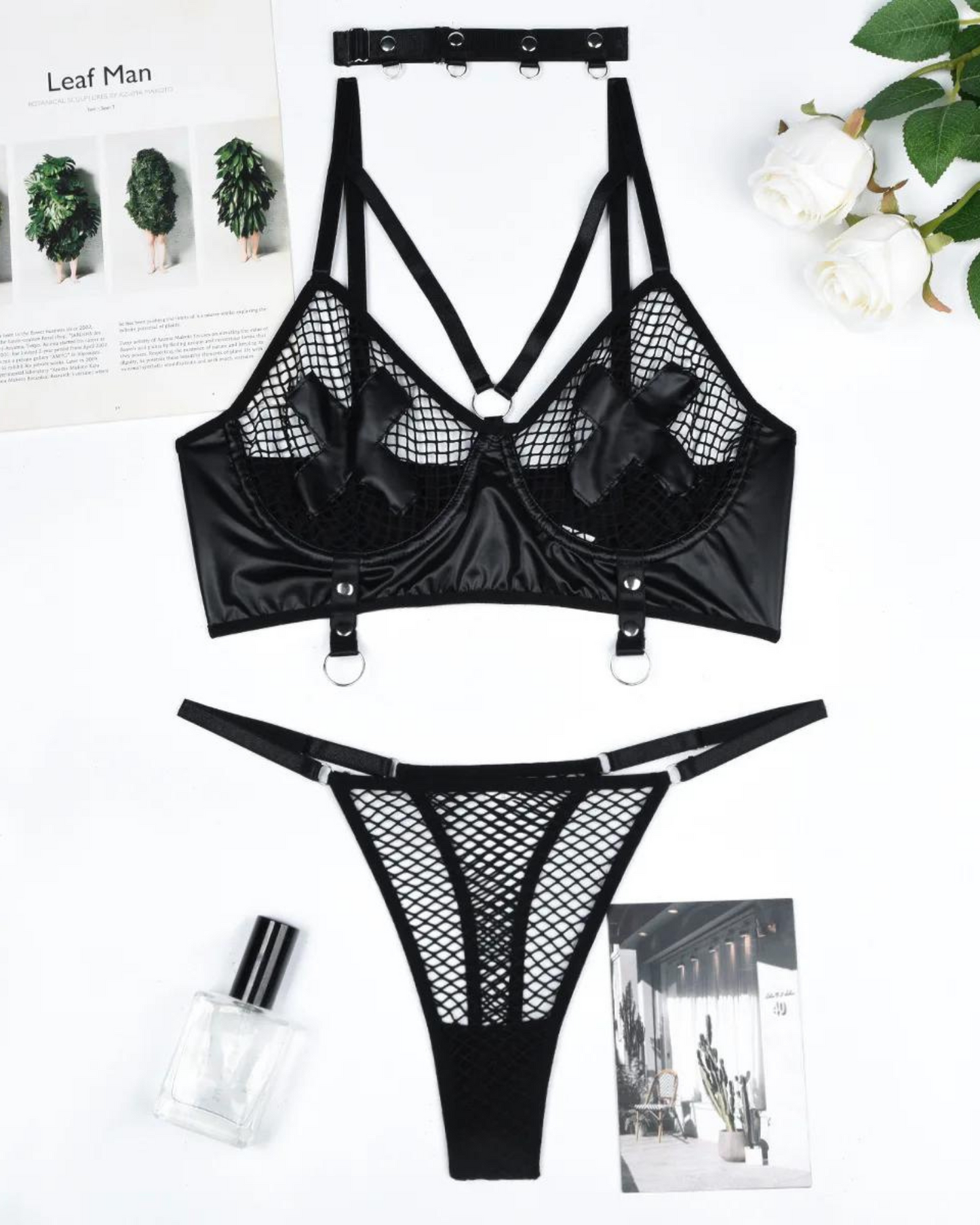 Sada spodního prádla s ozdobnými křížky a koženými prvky