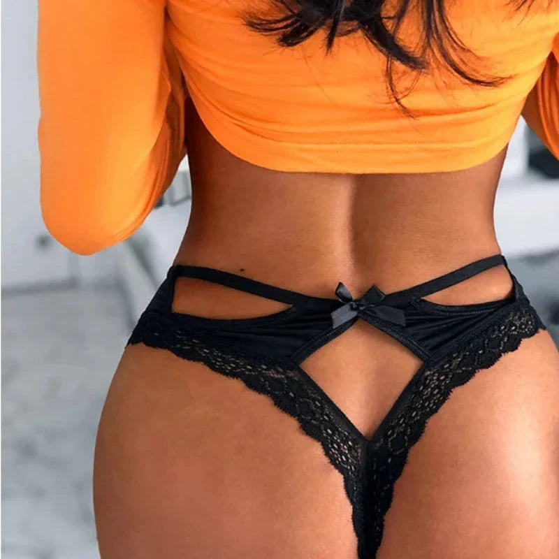 Krajková tanga s výřezy a sexy ramínky