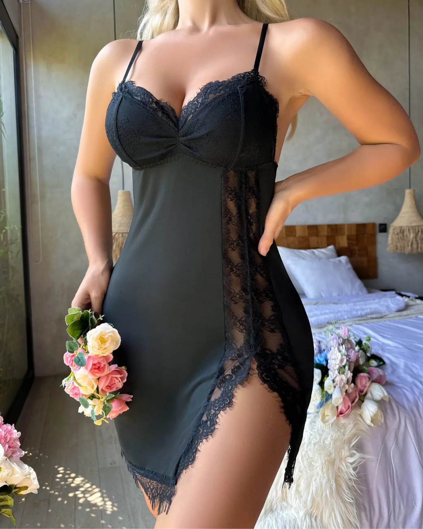 Noční košilka s nastavitelnými ramínky a krajkovým lemem