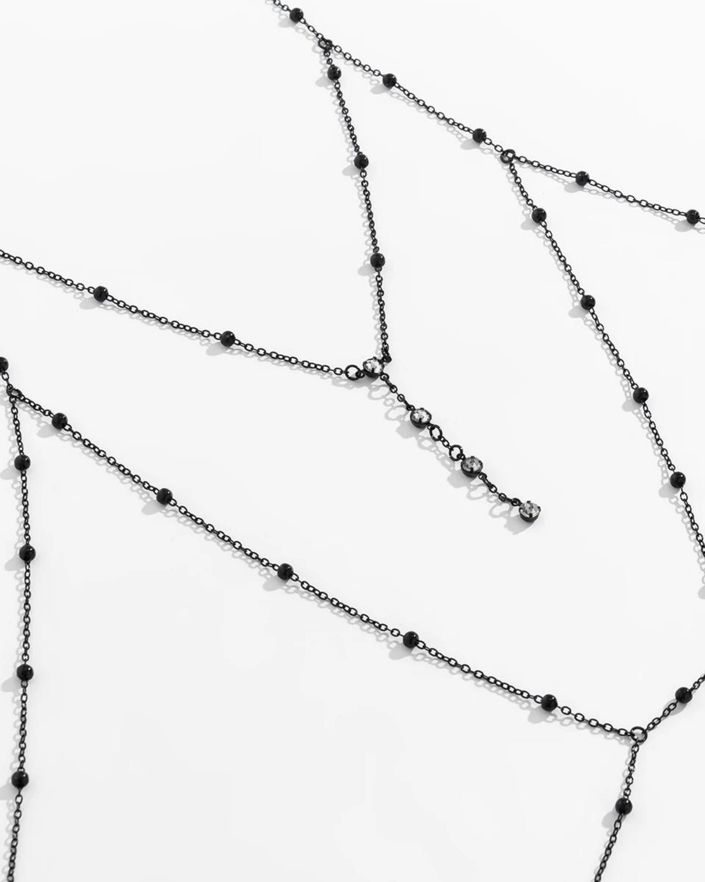 Černý náprsní řetěz