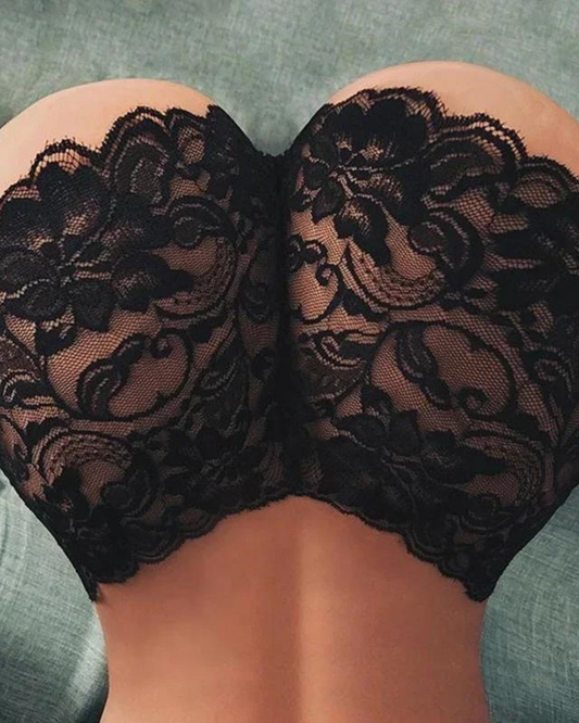 Krajkové kalhotky s vysokým pasem, které zdůrazňují hýždě