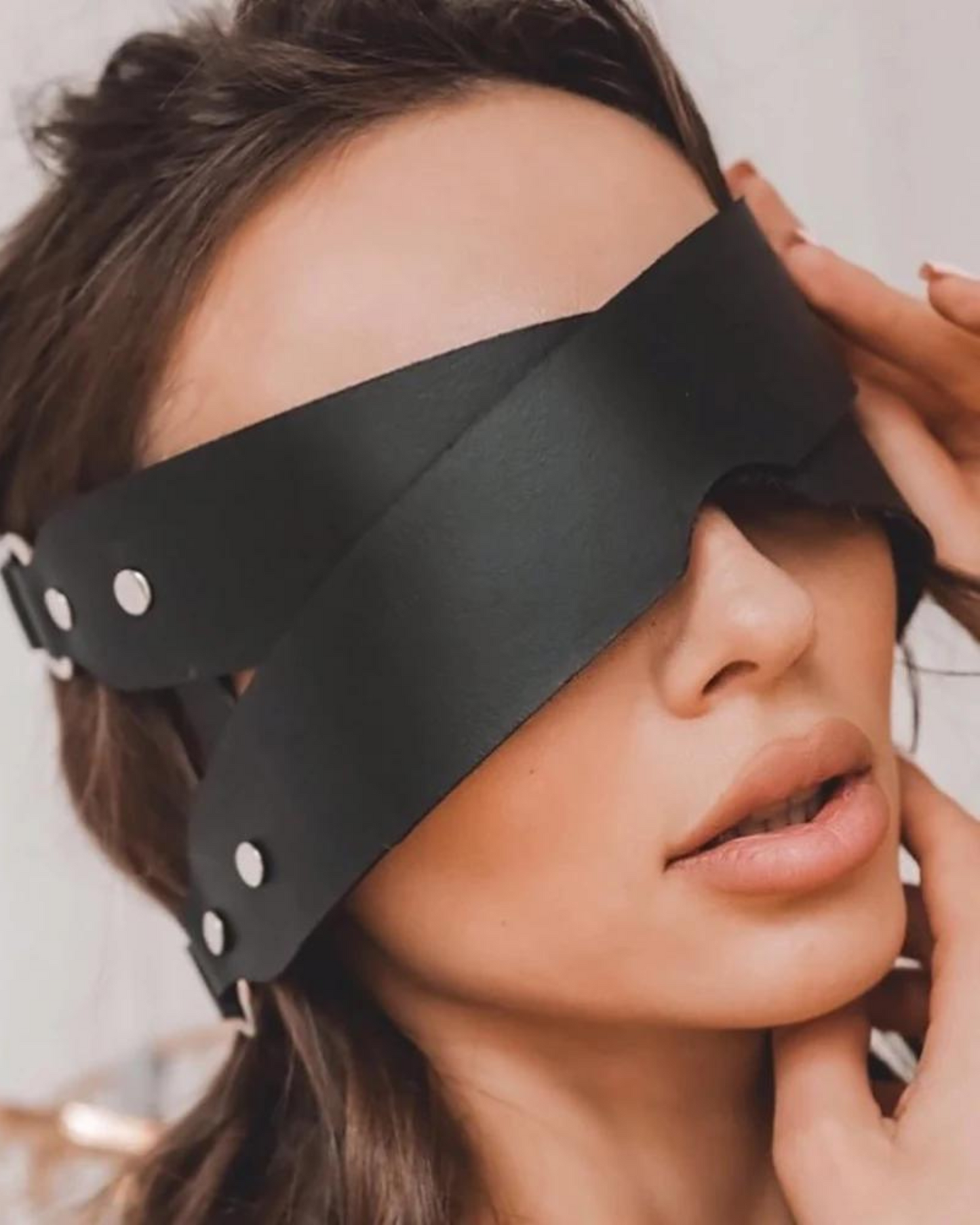 Kožená maska ​​s nastavitelnými popruhy