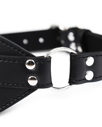 Maska s nastavitelnými popruhy a kovovými sponami