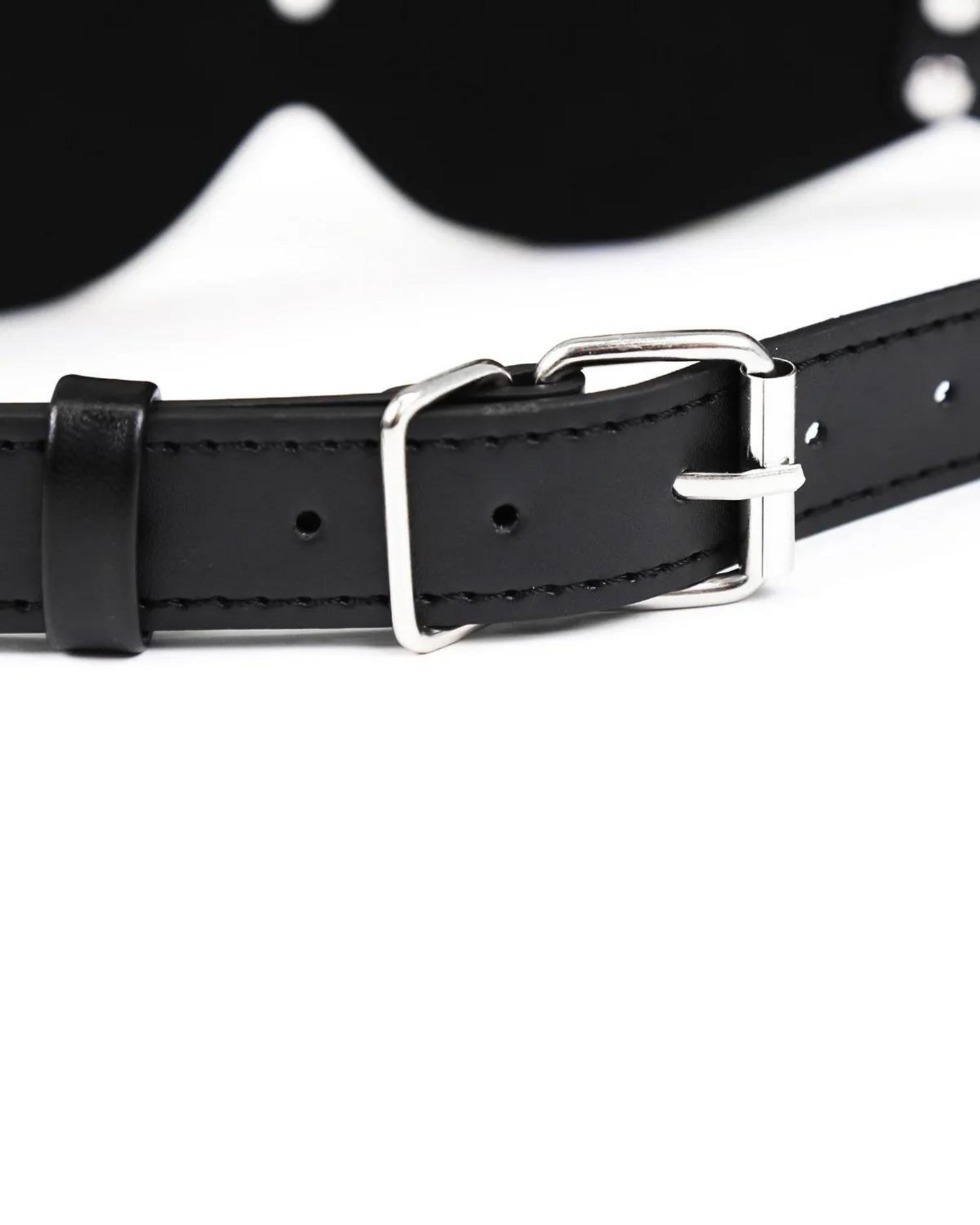 Maska s nastavitelnými popruhy a kovovými sponami