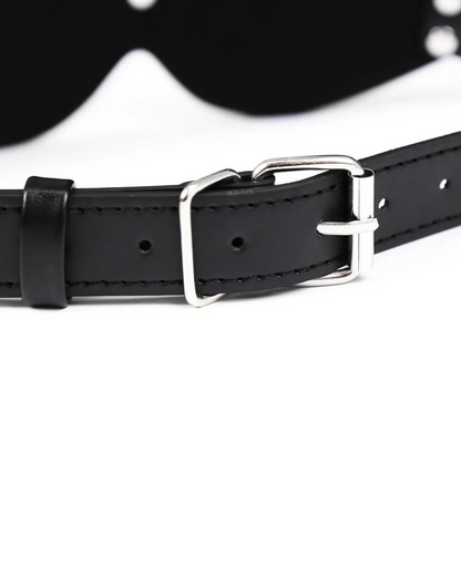 Maska s nastavitelnými popruhy a kovovými sponami