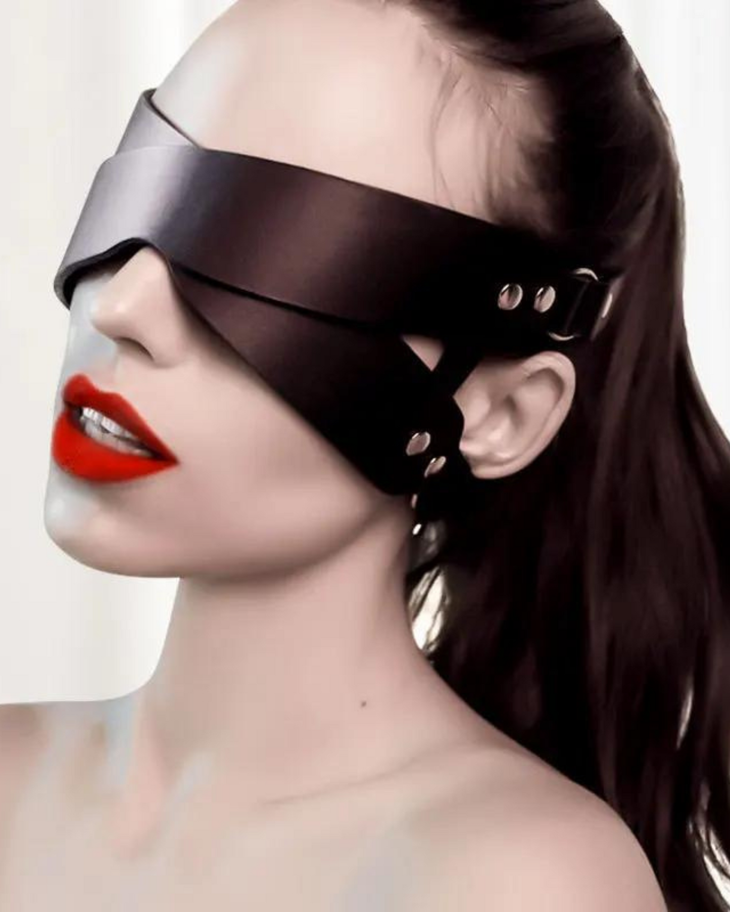 Kožená maska ​​s nastavitelnými popruhy