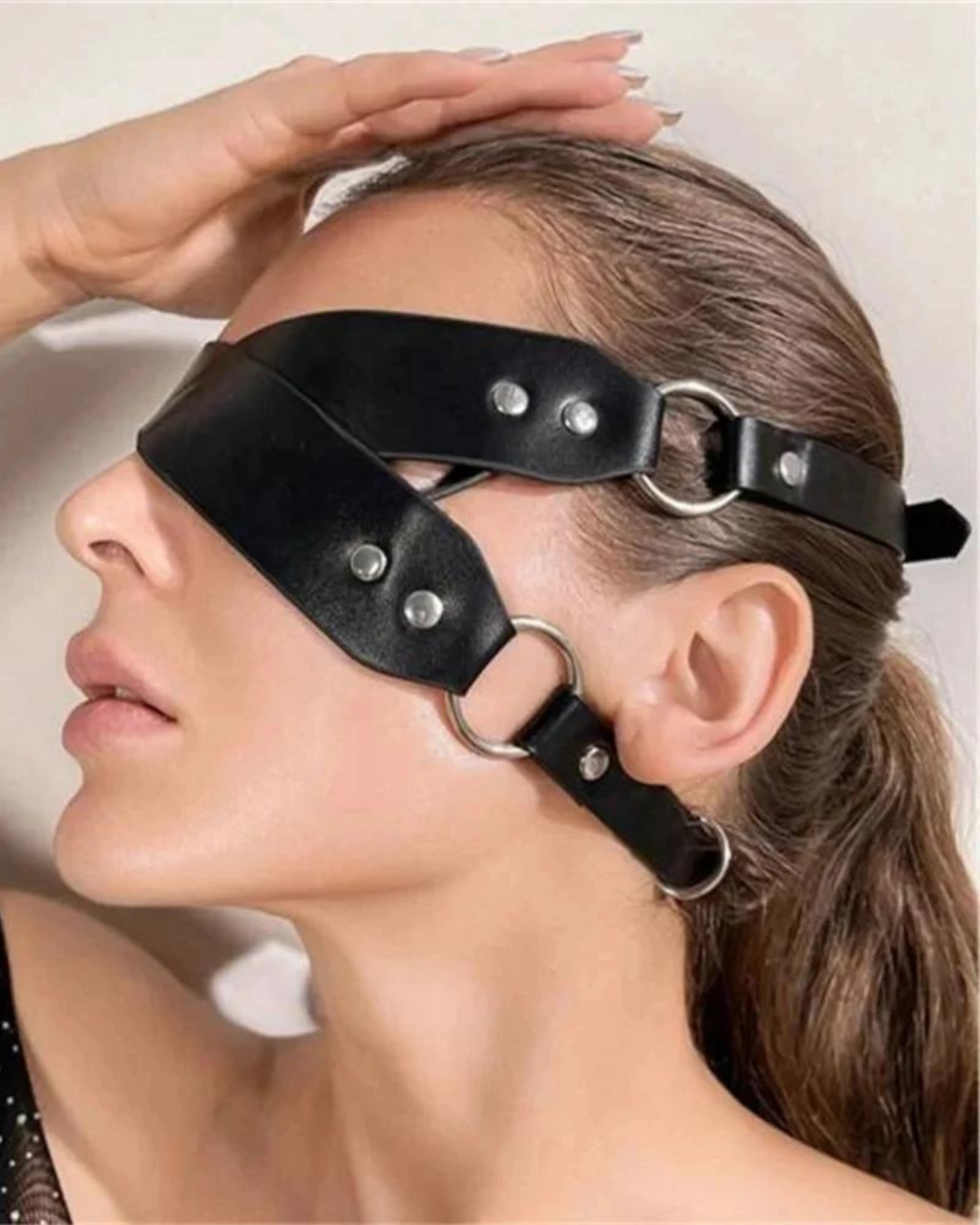 Kožená maska ​​s nastavitelnými popruhy