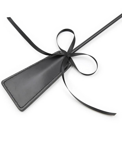 Kožený lechtač s peřím