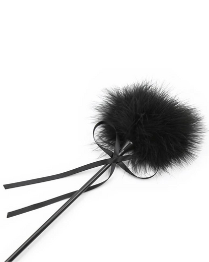 Kožený lechtač s peřím