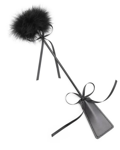 Kožený lechtač s peřím