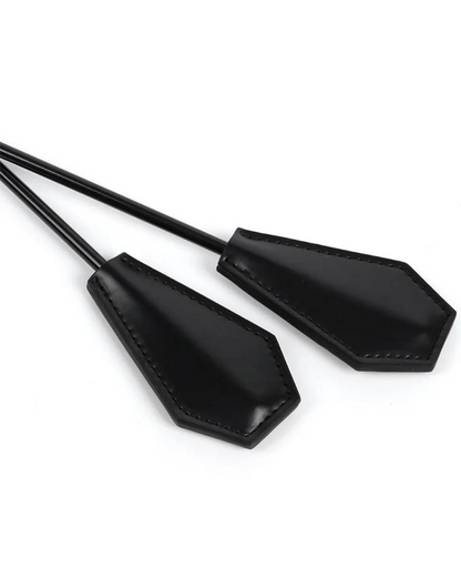 Plácačka s jemným peřím a koženou špičkou