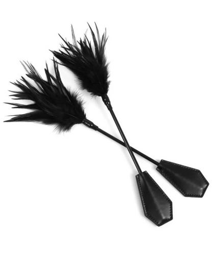 Plácačka s jemným peřím a koženou špičkou