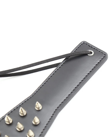 Plovák s kovovými cvočky