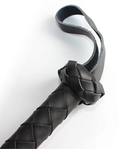 Bič s třásněmi a ergonomickou rukojetí