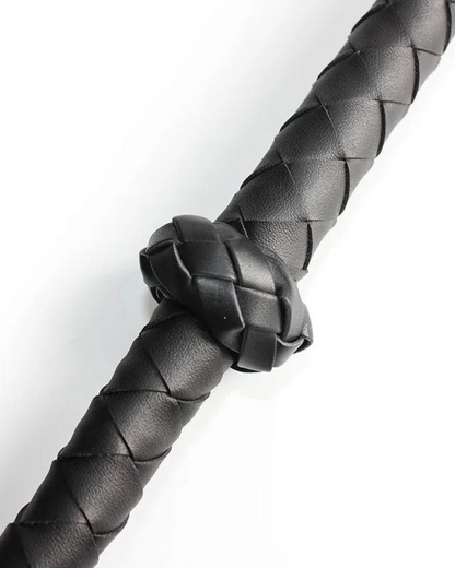 Bič s třásněmi a ergonomickou rukojetí