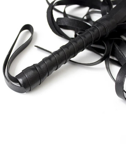 Bič s popruhy a poutkem na zápěstí