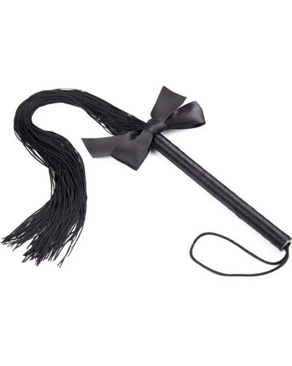 Bič s ozdobnou mašlí a třásněmi