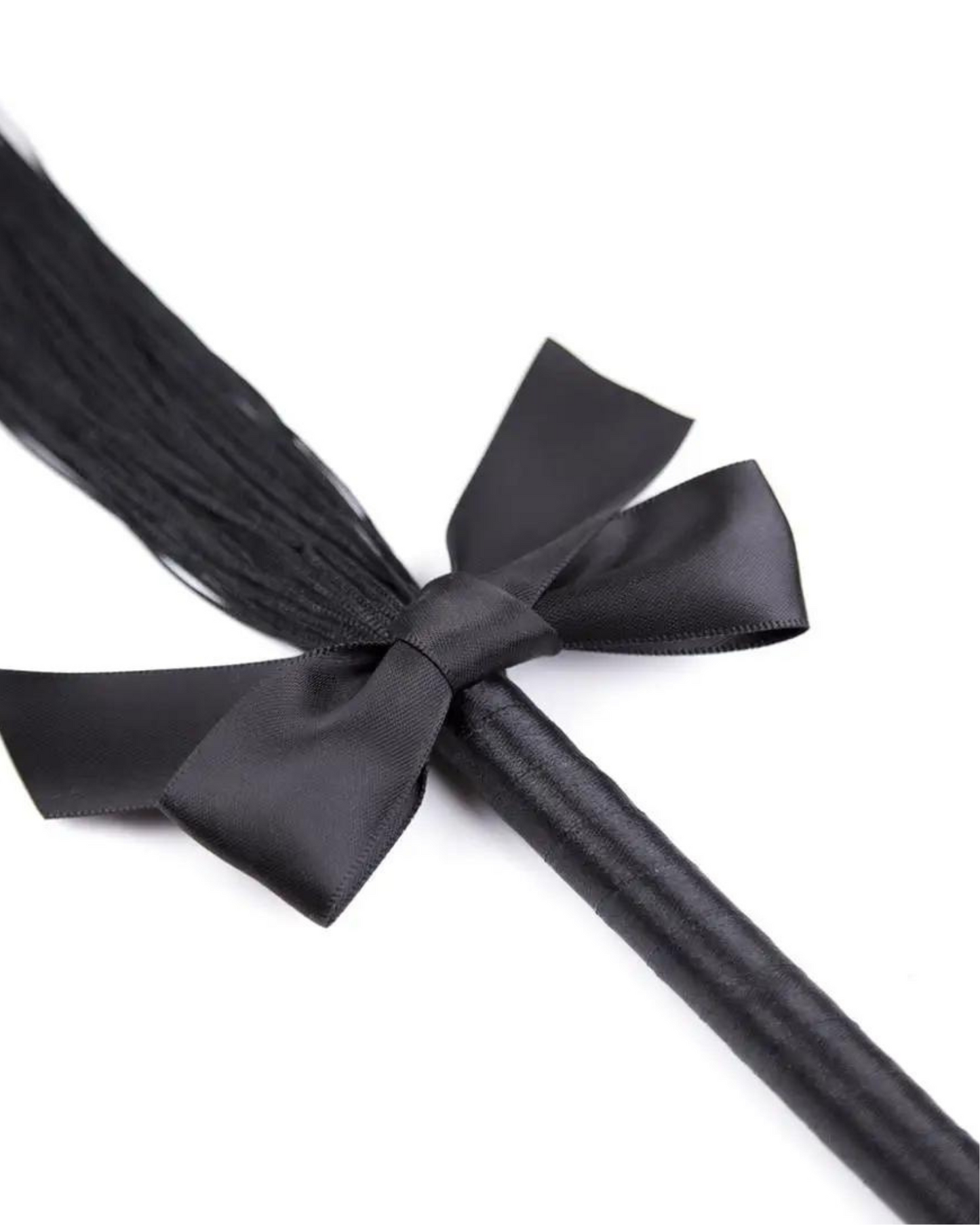 Bič s ozdobnou mašlí a třásněmi