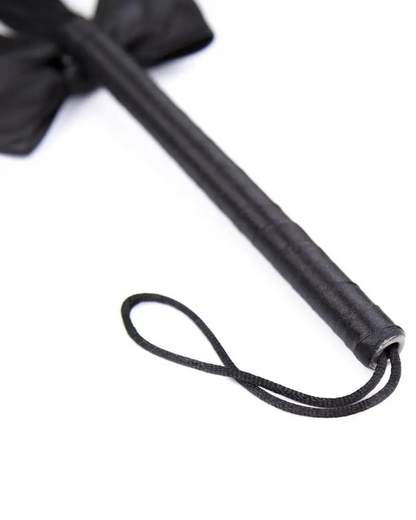 Bič s ozdobnou mašlí a třásněmi