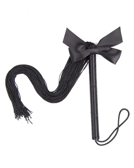 Bič s ozdobnou mašlí a třásněmi