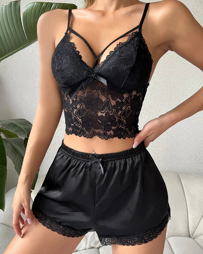 Krátké pyžamo s krajkovým lemem a saténovými kraťasy