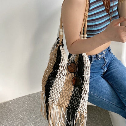 Tkaná plážová taška s barevnými třásněmi