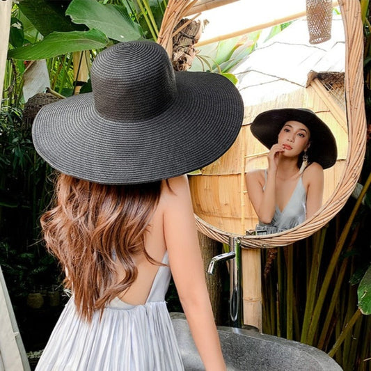 Tkaný klobouk se širokou krempou