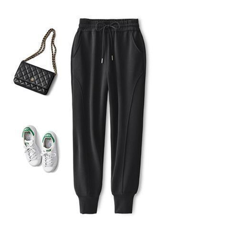 Tepláky se stahovací šňůrkou a ozdobným prošíváním