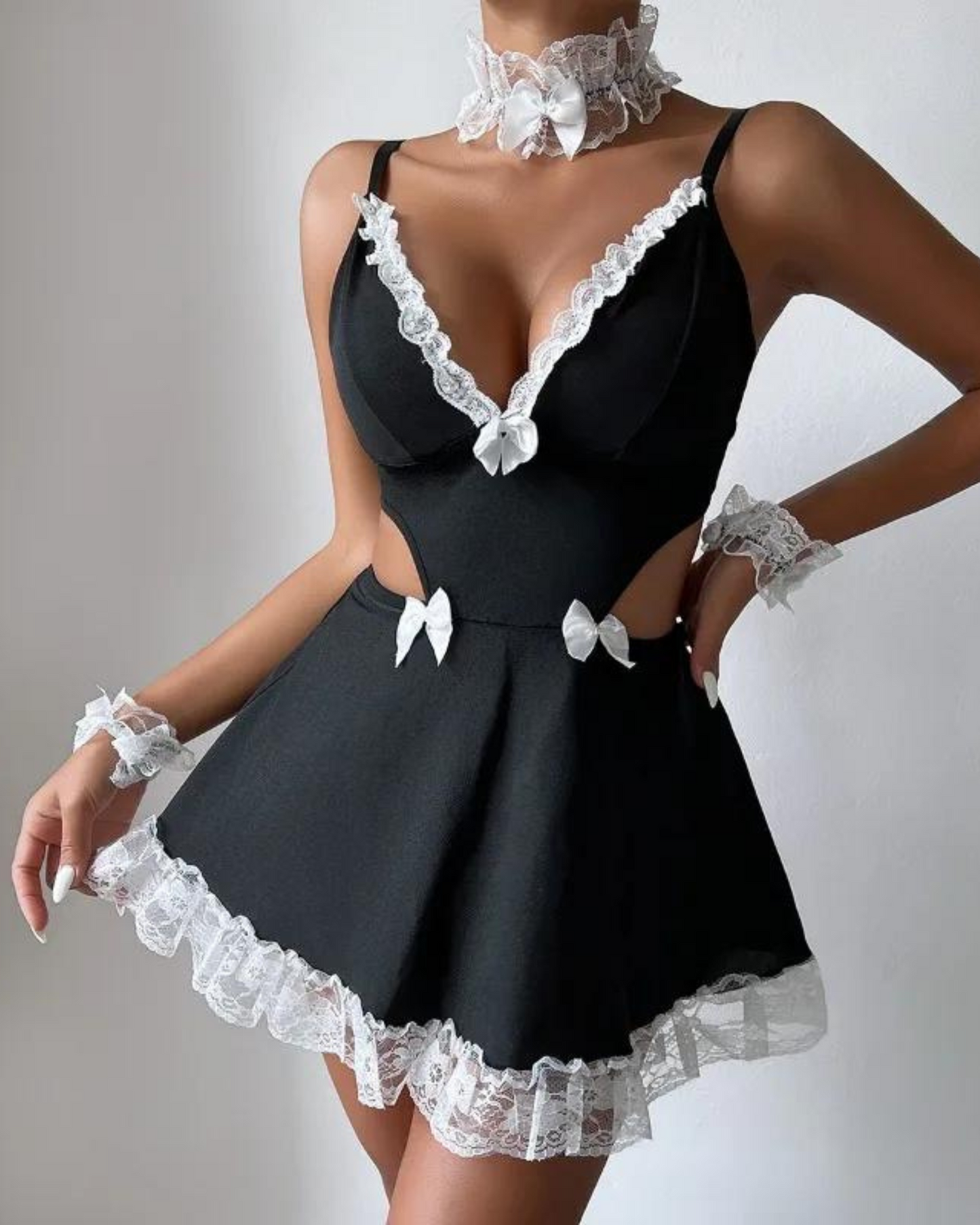 Smyslný outfit služebné s bílou krajkou