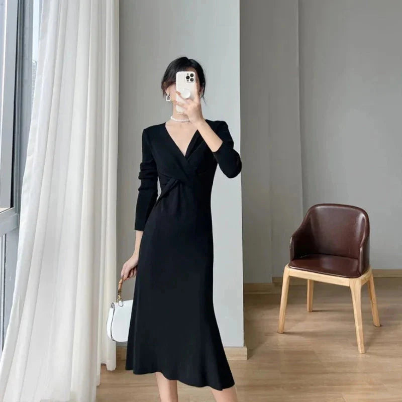 Pletené midi šaty s zavinovacím výstřihem