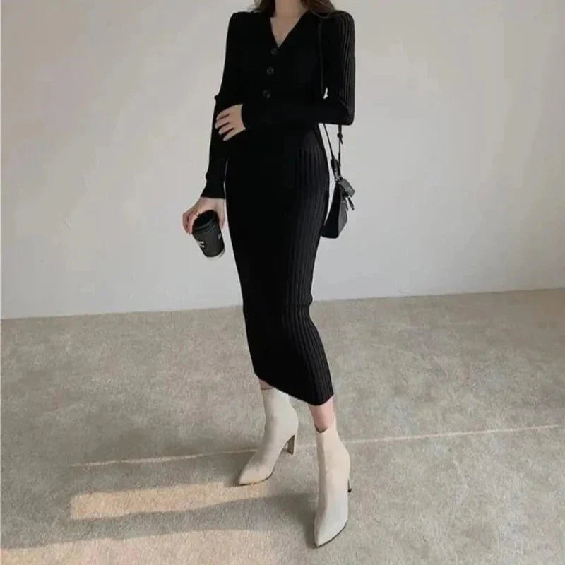 Pletené midi šaty s ozdobnými knoflíky