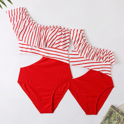 Červené pruhované plavky pro matku a dceru