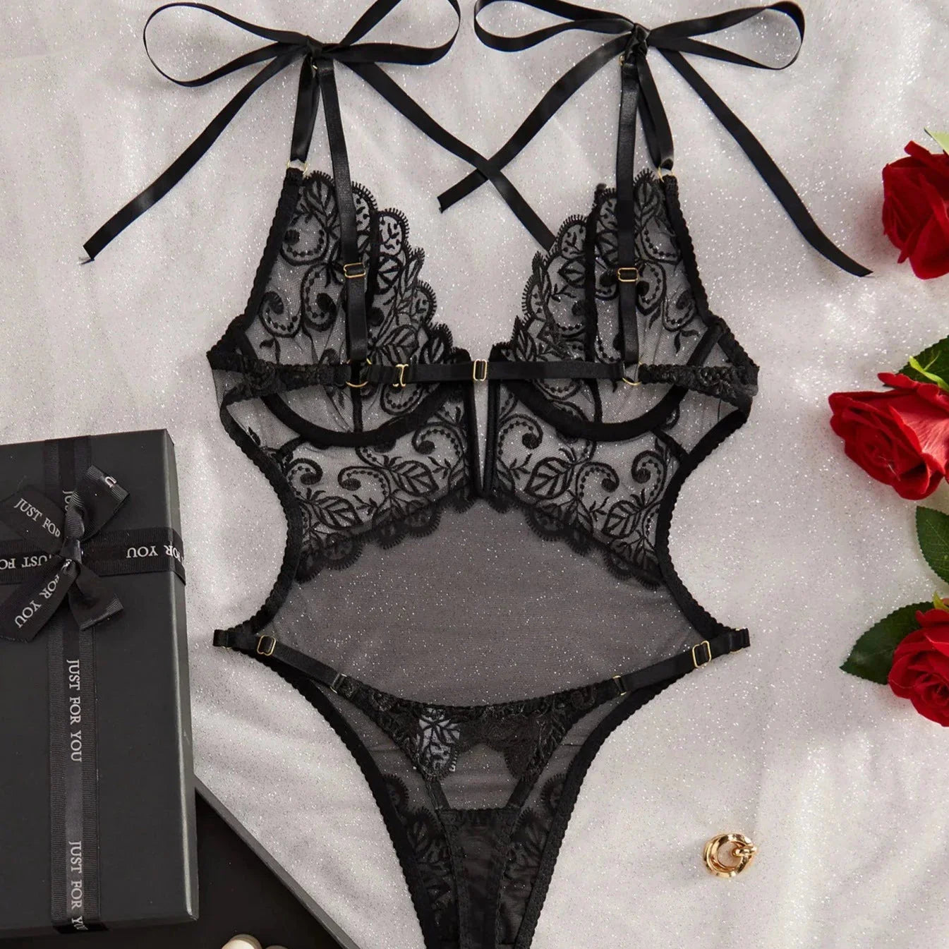 Jemné krajkové body s výřezy