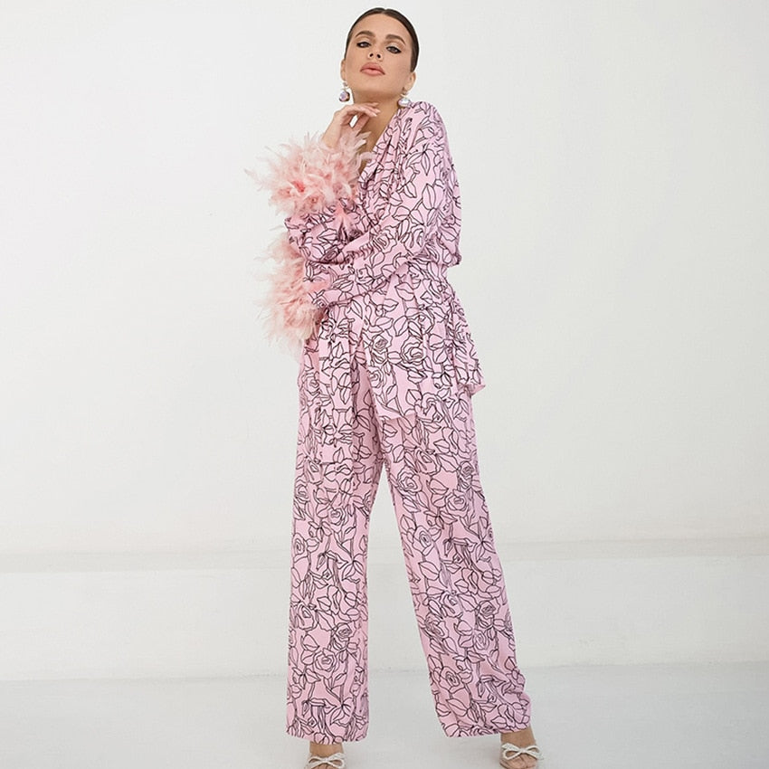 Dlouhé saténové dámské pyžamo s ozdobným peřím