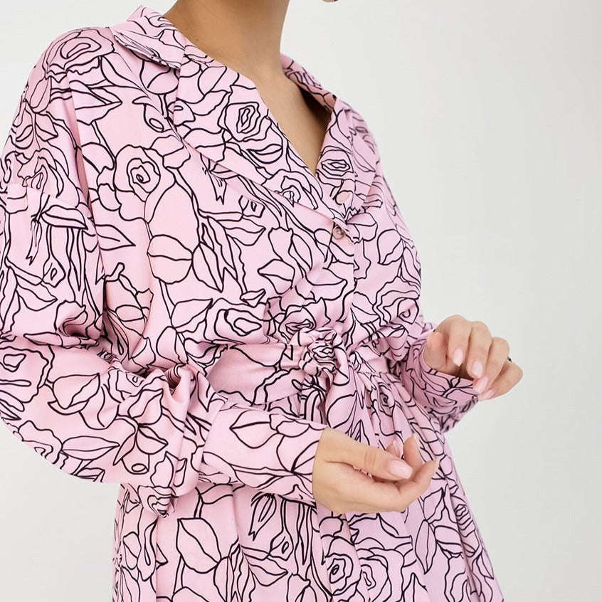 Dlouhé saténové dámské pyžamo s ozdobným peřím