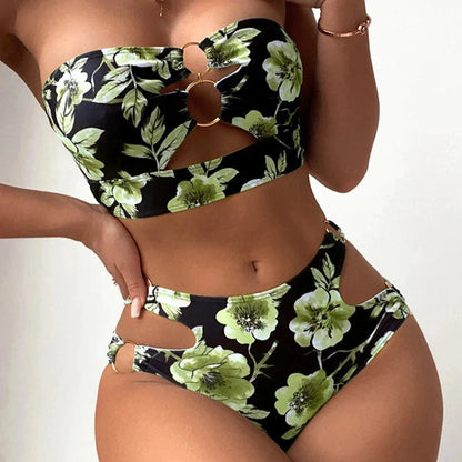 Dvoudílné bikiny s květinovým vzorem a výřezy