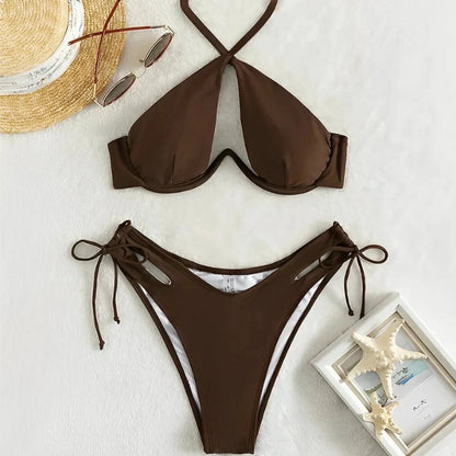 Dvoudílné bikiny s výřezy