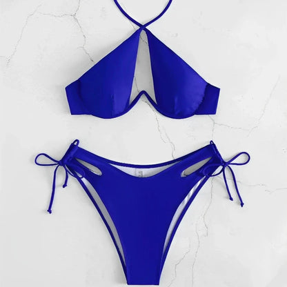 Dvoudílné bikiny s výřezy