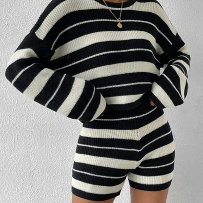Pletená sada domácího oblečení s kontrastními pruhy