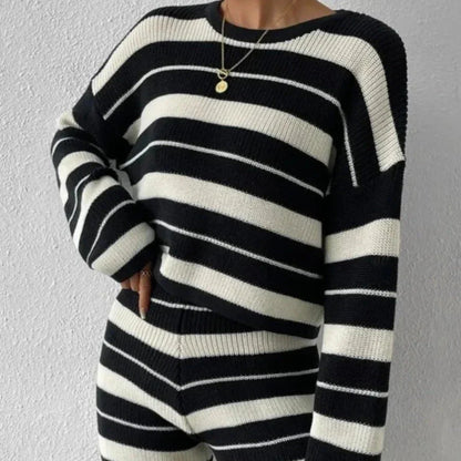 Pletená sada domácího oblečení s kontrastními pruhy