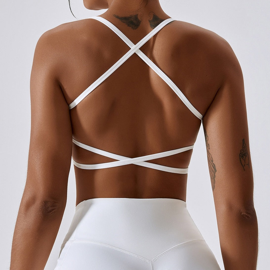 Hladký sportovní top s ozdobnými ramínky