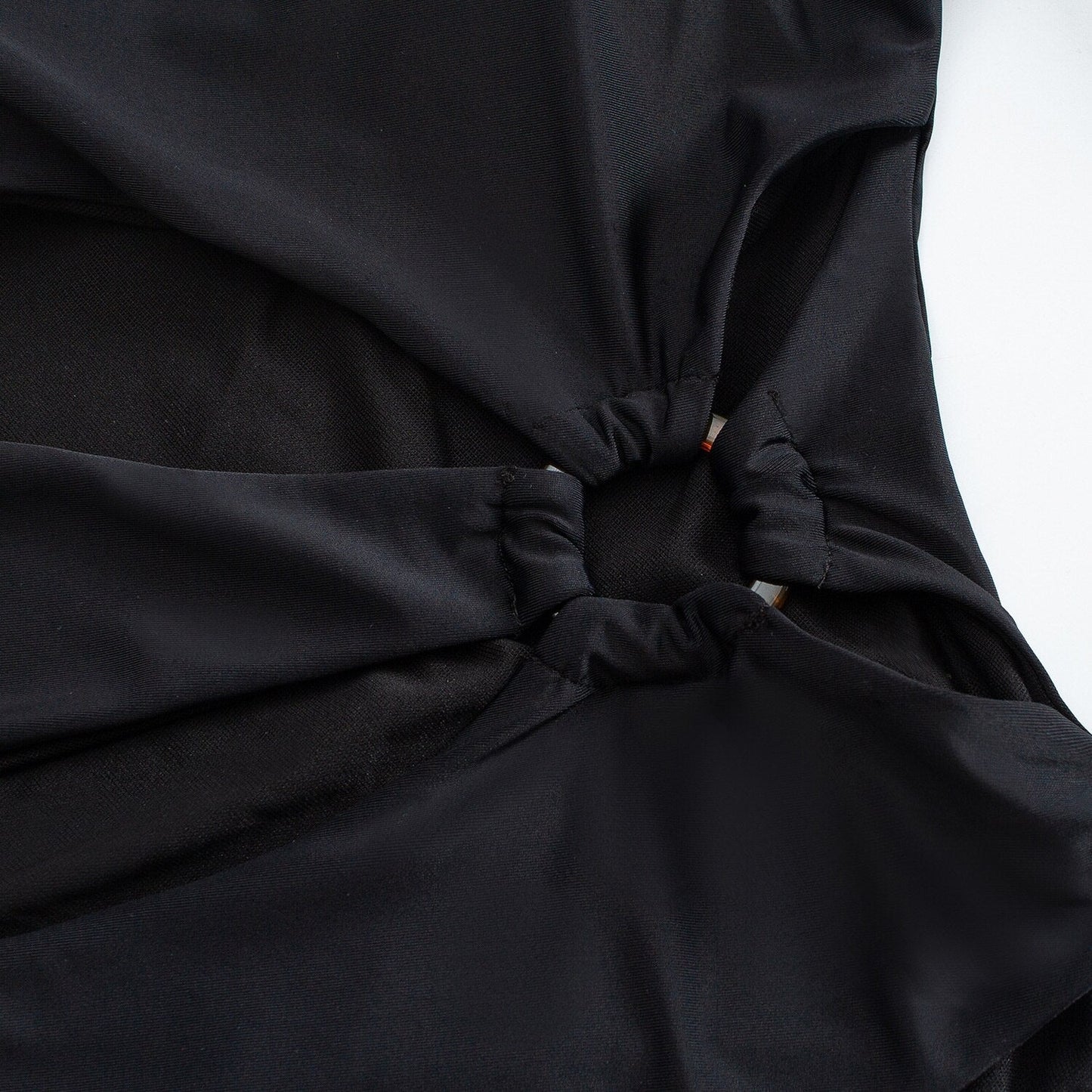 Jednodílné plavky monokini s výřezy