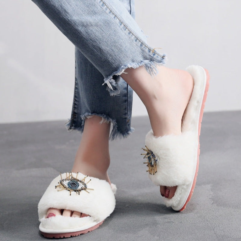 Pantofle s otevřenou špičkou a vzorem oček