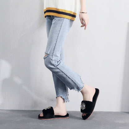 Pantofle s otevřenou špičkou a vzorem oček