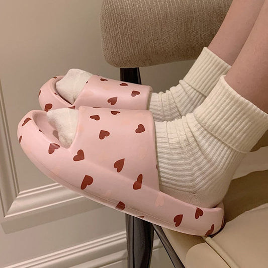 Pantofle na platformě se srdíčky