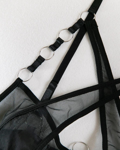 Síťované spodní prádlo s kovovými detaily