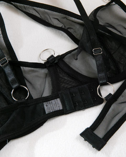 Síťované spodní prádlo s kovovými detaily