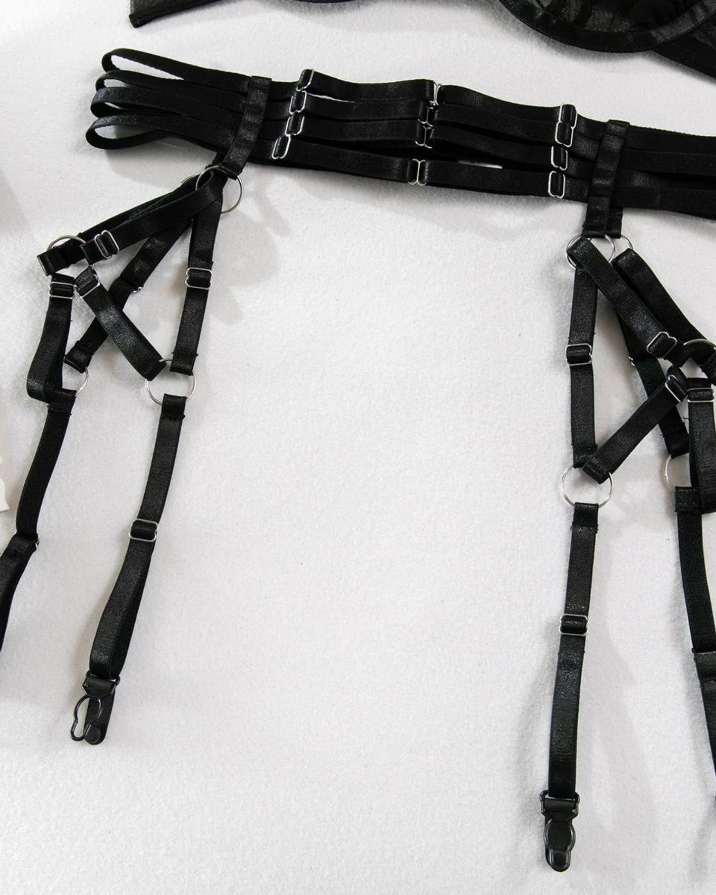 Síťované spodní prádlo s kovovými detaily